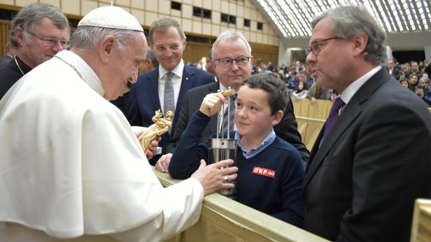 Tobias Flachner übergibt Papst Franziskus das Friedenslicht