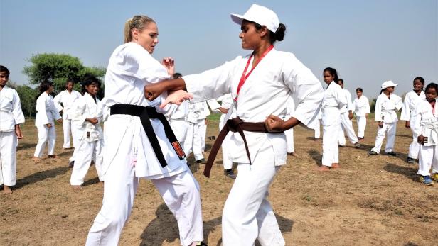 Karate-Weltmeisterin alisa buchinger trainiert indische Mädchen.