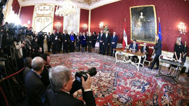 Bundespräsident Van der Bellen hat in der Hofburg die neue Regierung angelobt