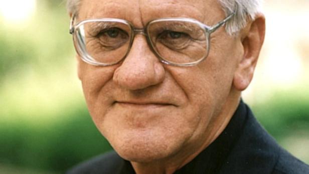 Ein älterer Mann mit Brille blickt in die Kamera.