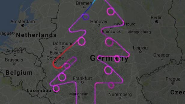 Airbus zeichnet Weihnachtsbaum über Deutschland