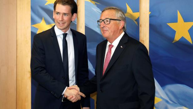 Sebastian Kurz schüttelt Jeasn-Claude Juncker die Hand
