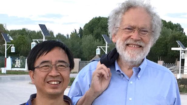Pan Jianwei mit Anton Zeilinger: Sie beamten Photonen.