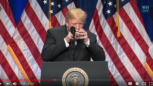 Netz amüsiert sich (erneut) über trinkenden Trump