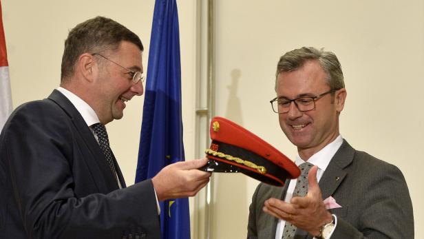 Ex-Infrastruktirminister Leichtfried überreichte seinem Nachfolger Hofer eine rote ÖBB-Kappe