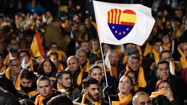 Pro-Spanier und Separatisten stehen sich unversöhnlich gegenüber.