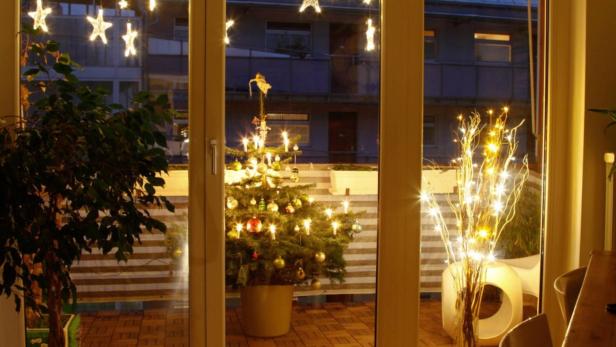 Viele Christbäume bleiben auch nach Weihnachten am Balkon