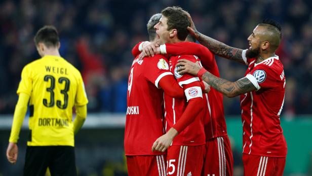 Die Bayern feiern den Aufstieg ins DFB-Pokal-Viertelfinale.