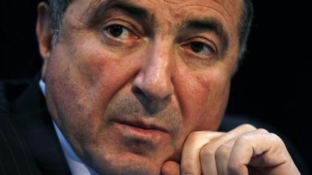 Russian oligarch Boris Berezovsky attends the launch of the Litvinenko Justice Foundation in London in this April 3, 2007 file photo. Berezovsky, a Russian tycoon and former Kremlin insider who became one of President Vladimir Putin&#039;s fiercest critics, died in London on March 23, 2013, Russian news agencies reported, citing relatives and a lawyer. Picture taken April 3, 2007. REUTERS/Kieran Doherty/Files (BRITAIN - Tags: BUSINESS HEADSHOT OBITUARY)