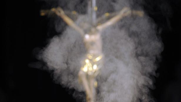 Schale mit Weihrauch vor einem Kreuz (Symbolbild)