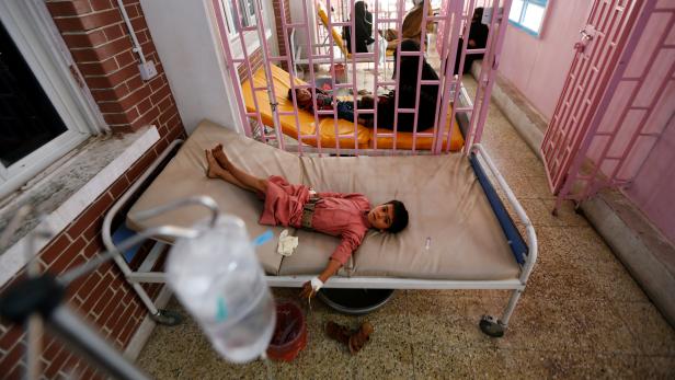 Junge wird gegen Cholera behandelt, Sanaa