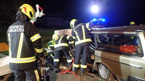 Feuerwehrleute aus Aschach und aus Garsten mussten eingeklemmtes Opfer bergen