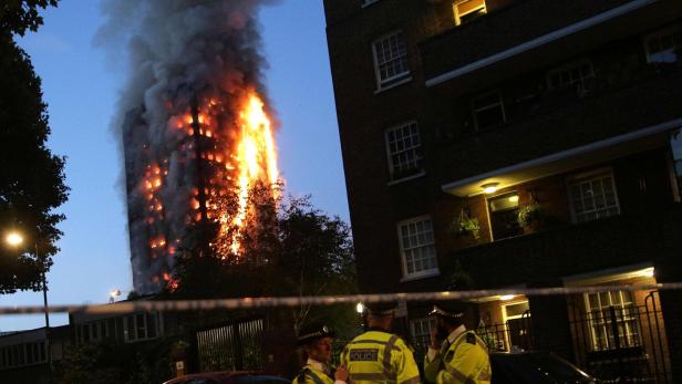 14. Juni: Das 24-stöckige Wohnhaus &quot;Grenfell Tower&quot; in London brennt aus. Dabei kommen 71 Menschen ums Leben. Zur Schuldfrage wird noch ermittelt.