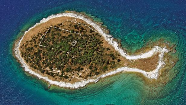 Wie ein Fisch im Wasser schwimmt die Brijuni-Insel Gaz in Kroatien.