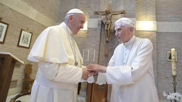 Benedikt (re.) und sein Nachfolger, Papst Franziskus, verstehen sich gut