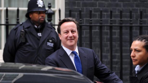 epa03639849 (FILE) A file photograph showing British Prime Minister David Cameron (C) departing 10 Downing Street, central London 20 March 2013. Reports on 25 Match 2013 state that David Cameron is to give a speech that the British governement will take a tougher approach on housing and benefits, including keeping immigrant families off council house waiting lists for five years. This news comes as it is aimed at discouraging migrants from Romania and Bulgaria from migrating to Britain when EU restrictions on their right to travel and work there expire in 2014. EPA/ANDY RAIN