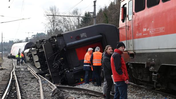 NÖ: Mehrere Verletzte bei Kollision von zwei Zügen