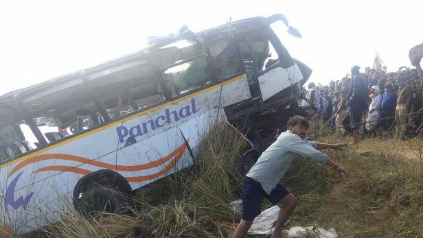 Schweres Busunglück in Indien: Mindestens 32 Tote