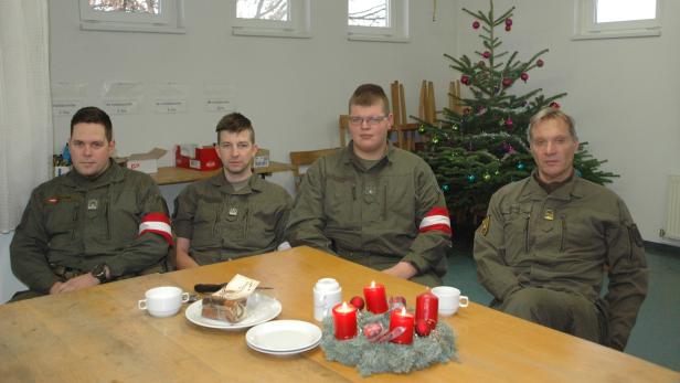 Jordanich (r.) und 350 andere Soldaten sind zu Weihnachten für die Sicherheit im Einsatz