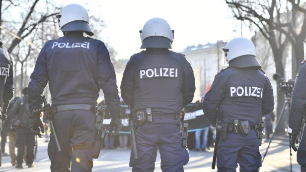 Der Polizeieinsatz bei der Demo gegen Schwarz-Blau entrüstet die SPÖ.