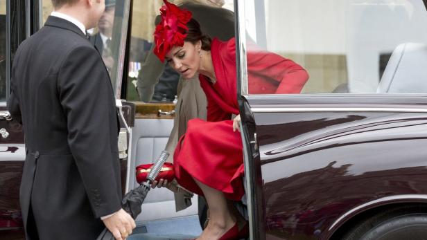 Ganz in Rot präsetierte sich Herzogin Kate bei der jährlichen &quot;Order of the Garter&quot;-Zeremonie in London. Doch so geschmackvoll das Ouftfit auch war - die 34-Jährige hatte sichtlich Mühe, mit Handtascherl, Stöckelschuhen &amp; Co. stilvoll aus der Limousine zu steigen.