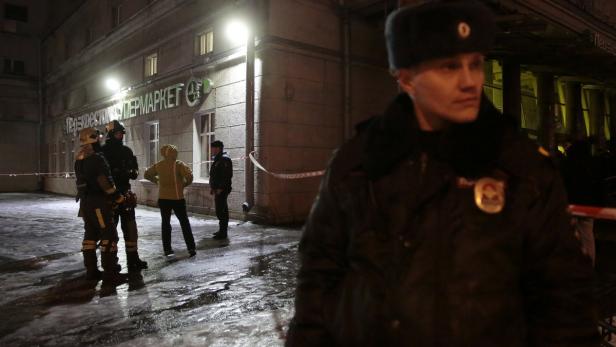 Sicherheitskräfte nach der Explosion in Sankt Petersburg.