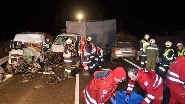 Zusammenstoß von zwei Klein-Lkw im Burgenland: Ein Lenker getötet
