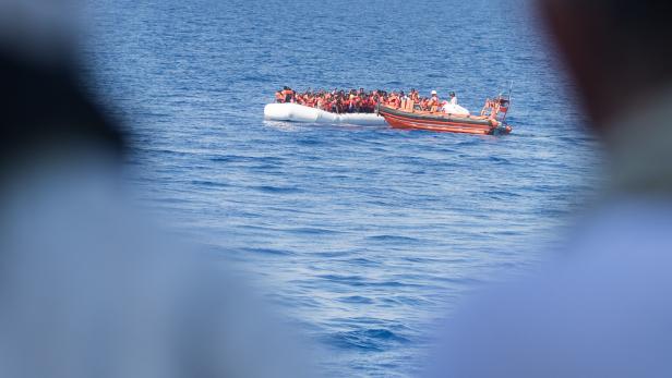 Schlauchboot im Mittelmeer, Archiv