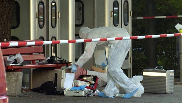 Vor dieser Telefonzelle im Innsbrucker Stadteil Pradl lag die Leiche der 19-jährigen Studentin.