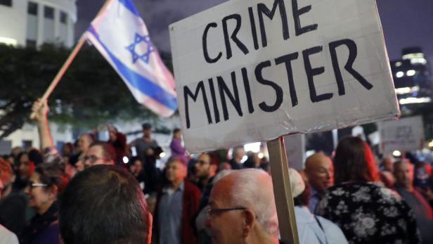 protestieren regelmäßig gegen Premier Netanyahu, dem Korruption in einigen Fällen vorgeworfen wird.