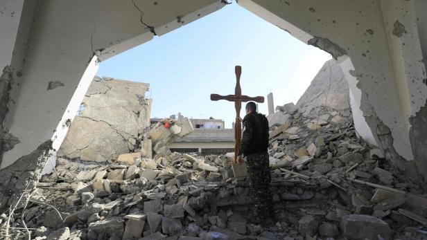 Kreuz in der schwer beschädigten Kirche von Raqqa