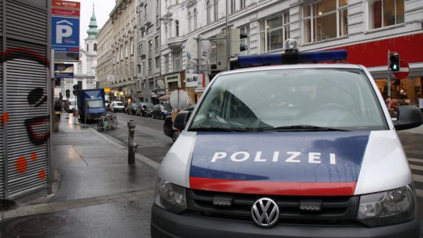 Ein Polizeiwagen steht auf einer Straße in Wien.
