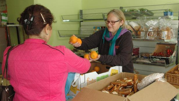 Roschek und ihr Team verteilen täglich Lebensmittel an Bedürftige