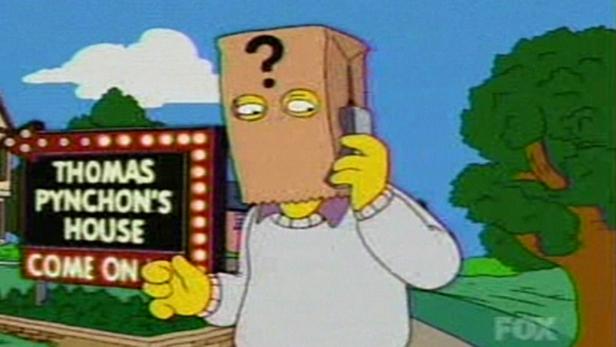 So sieht er also aus: Thomas Pynchon brachte es zu insgesamt drei Gastauftritten bei den „Simpsons“, immer mit Papiersackerl