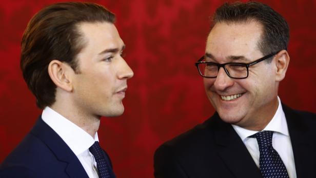 Austrian Vice Chancellor Heinz-Christian Strache (R) of the Freedom Party (FPOe) smiles next to Chancellor Sebastian Kurz of the People&#039;s Party (OeVP) during their swearing-in ceremony at the presidential office in Vienna, Austria, December 18, 2017. REUTERS/Leonhard Foeger