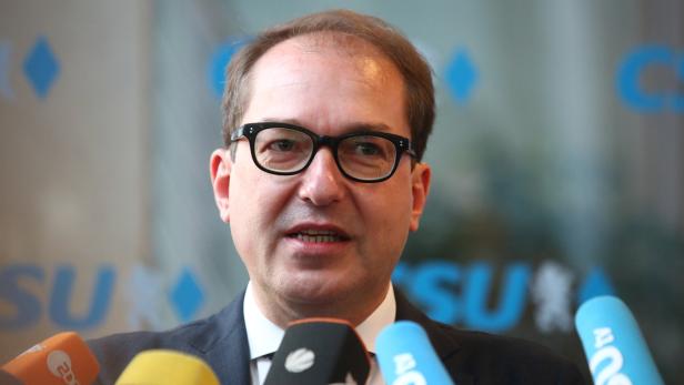 Dobrindt spricht vor Mikrofonen mit dem CSU-Logo im Hintergrund.