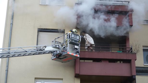 Die Frau war von der Feuerwehr vom Balkon geborgen worden.