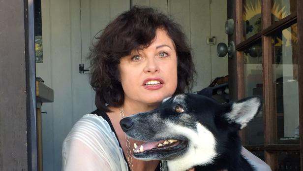 Uschi bei ihrem 70er mit Hund Lulla in Kalifornien