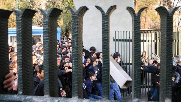 Im Iran entlädt sich Wut auf die politische Elite.