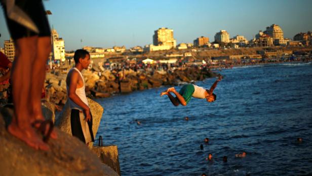 Jugendliche beim Baden in Gaza-Stadt