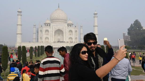 Selfies vor dem Taj Mahal in Agra.