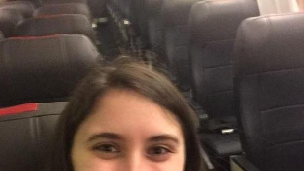 Warum diese Frau allein im Flugzeug flog