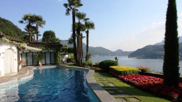 Seit mehr als zwei Jahren steht Peter Alexanders († 12. Februar 2011) imposante Villa in der Schweiz nun schon zum Verkauf. Mit 11,5 Millionen Euro war sie damals gelistet - ein Käufer hat sich bislang nicht gefunden. Nun wird die Immobilie vom Auktionshaus Sothebys zum Kauf angeboten.