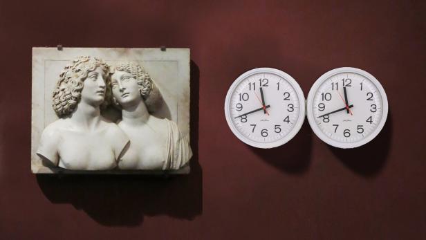 Aus &quot;The Shape of Time&quot; im KHM: Tullio Lombardo (1475–1532) Junges Paar; Felix Gonzalez-Torres „Untitled“ (Perfect Lovers)