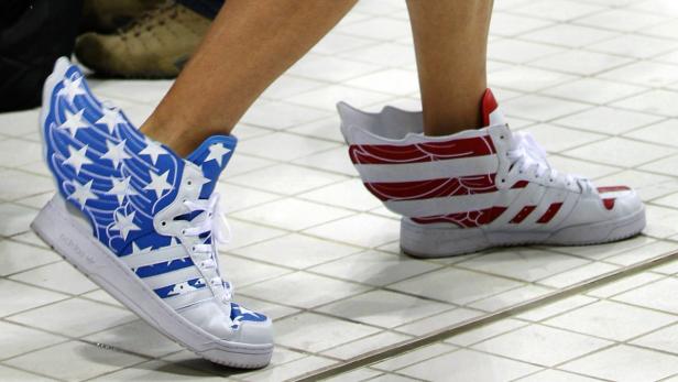 Ein Paar Adidas-Schuhe im Stil der amerikanischen Flagge mit Sternen und Streifen.