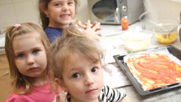 Medina, Ronja und Laeticia belegen in der Küche eine Pizza...
