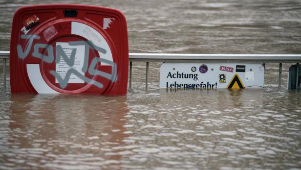 Ein Rettungsring steht in Köln im Wasser des Rheins.