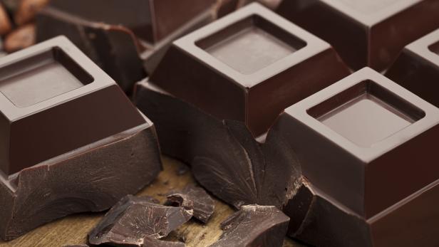 Nahaufnahme von dunkler Schokolade in Stücken.