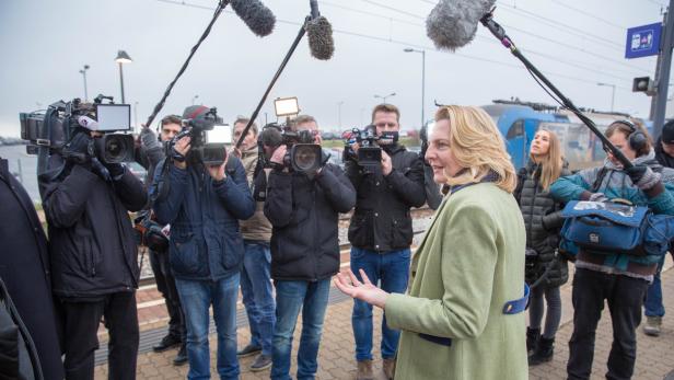 Großer Bahnhof am Bahnhof Gramatneusiedl: Die Außenministerin umringt von Kameras