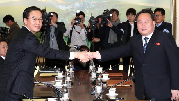 Handshake: Cho Myoung-Gyon (li.) und Ri Son-Gwon